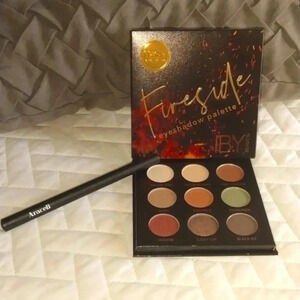 Fireside eyeshadow palette and Araceli ojos Perfectos Liquid eyeliner blk